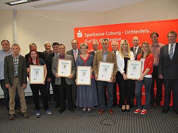 Die mit dem "Sparkassen-Förderpreis Natur- und Umweltschutz" ausgezeichneten Preisträger mit ihren Bürgermeistern und den Jurymitgliedern. Die Preise überreichten Sparkassendirektor Roland Vogel und Landrat Christian Meißner (8.u. 10 v. re.). Fotos: Gerda Völk