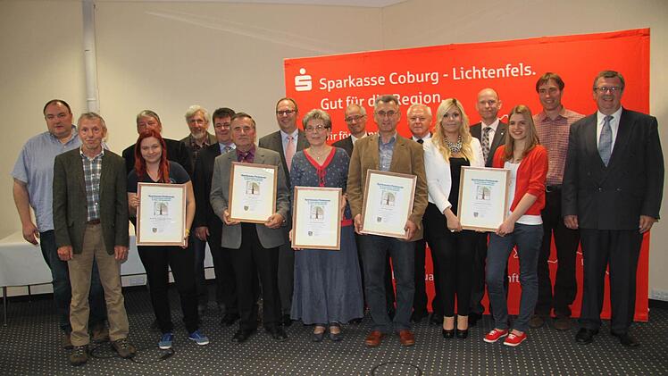 Die mit dem "Sparkassen-Förderpreis Natur- und Umweltschutz" ausgezeichneten Preisträger mit ihren Bürgermeistern und den Jurymitgliedern. Die Preise überreichten Sparkassendirektor Roland Vogel und Landrat Christian Meißner (8.u. 10 v. re.). Fotos: Gerda Völk