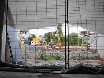 Blick zur Baustelle der Quartierstiefgarage vom Anwesen Ketschengasse 46 aus. Hier soll noch ein Gerüst installiert werden, das bis in die Baustelle hineinreicht. Im Haus selbst werden Ansichten der Ketschenvorstadt zu sehen sein.