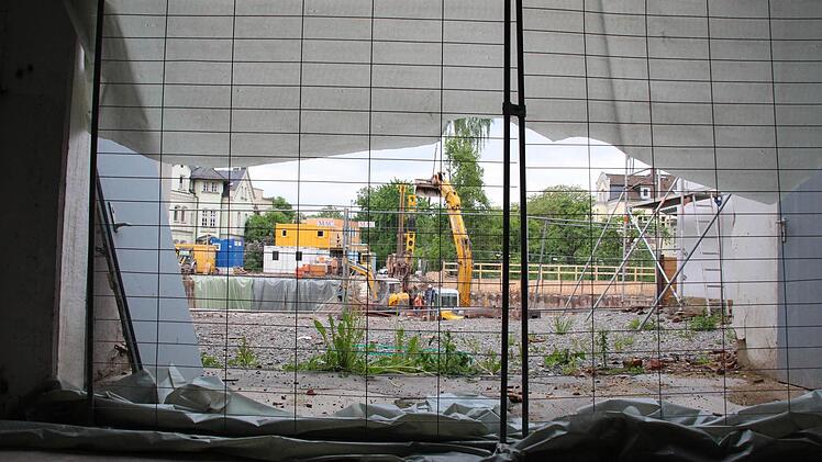 Blick zur Baustelle der Quartierstiefgarage vom Anwesen Ketschengasse 46 aus. Hier soll noch ein Gerüst installiert werden, das bis in die Baustelle hineinreicht. Im Haus selbst werden Ansichten der Ketschenvorstadt zu sehen sein.