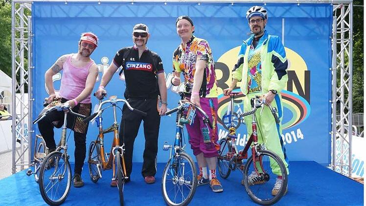 Was ist gewagter: der fahrbare Untersatz oder die Leibchen? Das Team des Kulmbacher Vizeweltmeisters mit (von links) Volker Schröppel (alias Dirty Dietmar), Andreas Eicher (Andy Cinzano), Dominik Hildner (Rolf Turbo) und Tobias Aurand (Toni ToBarto). Foto: privat