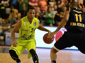Trevon Hughes (links), hier gegen Albas Akeem Vargas, war bester Werfer der Bayreuther gegen Berlin. Foto: Peter Mularczyk