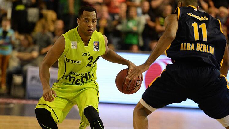 Trevon Hughes (links), hier gegen Albas Akeem Vargas, war bester Werfer der Bayreuther gegen Berlin. Foto: Peter Mularczyk