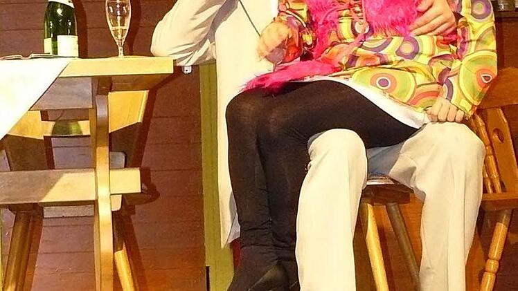 Die Konkurrenten in feuch: tfröhlicher Stimmung Heinz Gscheidle (Andreas Greim) und Kunigunde Schlotterbeck (Birgit Rodler). Foto: Klaus-Peter Wulf