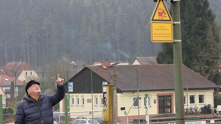 Seit dem Pfingstmontag stehen die Uhren am Bahnhof von Gundelsdorf still. Der ehemalige Bahnmitarbeiter Erwin Dannreuther wurde schon mehrfach von den Fußballern darauf angesprochen, denn die Uhr wird scherzhaft auch als "Stadionuhr" des TSV Gundelsdorf bezeichnet. In Hintergrund sind Sportplatz und Sportheim des TSV Gundelsdorf.  Foto: Friedwald Schedel