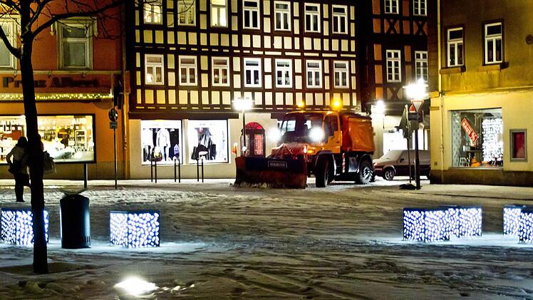 Winterdienst im Einsatz am Albertsplatz: Impressionen aus dem verschneiten CoburgFoto: Jochen Berger