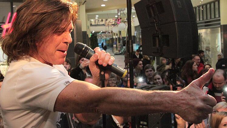 Jürgen Drews am Dienstagabend bei seinem Auftritt im Einkaufszentrum Fritz. Foto: Jürgen Gärtner