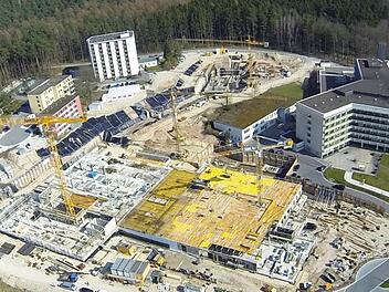 Die Baustelle des neuen Lichtenfelser Klinikums aus der Luft betrachtet; rechts hinten das bestehende Helmut-G.-Walther-Klinikum, für das eine Nachnutzung gesucht wird. Foto: Roland Meyer