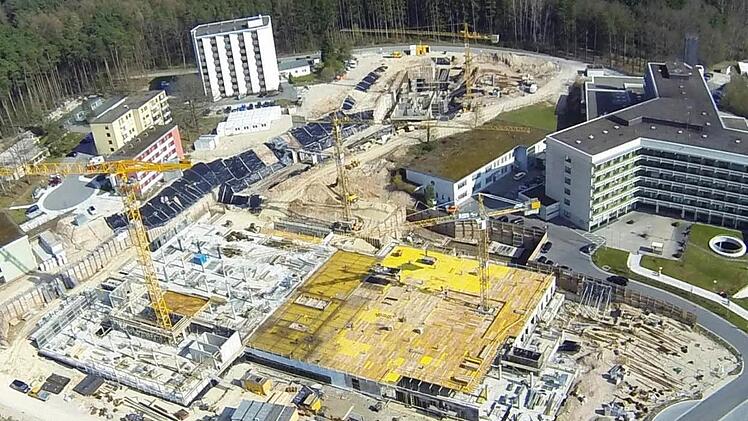 Die Baustelle des neuen Lichtenfelser Klinikums aus der Luft betrachtet; rechts hinten das bestehende Helmut-G.-Walther-Klinikum, für das eine Nachnutzung gesucht wird. Foto: Roland Meyer