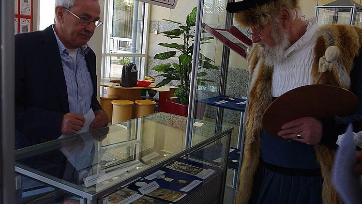 "Lucas Cranach" alias Wolfgang Eckert-Hetzel und der Vorsitzende des Vereins "1000 Jahre Kronach", Manfred Raum, im "Fachgespräch" Foto: Heike Schülein