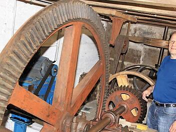 Fritz Müller vor der in Stand gesetzten, aber nicht vom Mühlrad angetriebenen Transmissionstechnik der Fuchsenmühle. Fotos: Matthias Einwag
