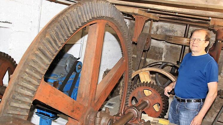 Fritz Müller vor der in Stand gesetzten, aber nicht vom Mühlrad angetriebenen Transmissionstechnik der Fuchsenmühle. Fotos: Matthias Einwag