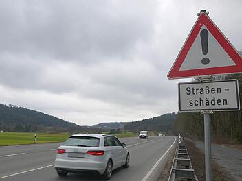 Am Ende ging es doch ruckzuck: Die Vertreter des Bayerischen Bauernverbandes und des Staatlichen Bauamtes haben beim Ausbau der B 4 einen gemeinsamen Nenner gefunden. Im kommenden Jahr können die Arbeiten beginnen. Foto: Berthold Köhler