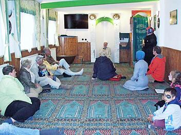 Imam Mustafa Özdogan erklärte sich spontan bereit, den Gästen der Moschee einen Einblick in ein Gebet zu geben. Foto: Gerda Völk
