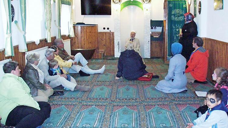 Imam Mustafa Özdogan erklärte sich spontan bereit, den Gästen der Moschee einen Einblick in ein Gebet zu geben. Foto: Gerda Völk