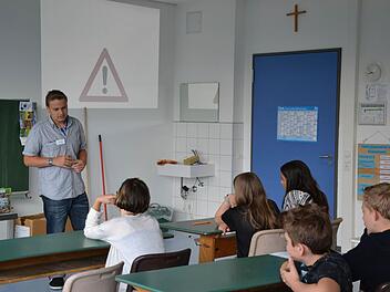 Schüler unterrichten Schüler zum Thema Gefahren im Internet.  Foto: Peter Göbel