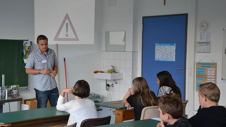 Schüler unterrichten Schüler zum Thema Gefahren im Internet.  Foto: Peter Göbel