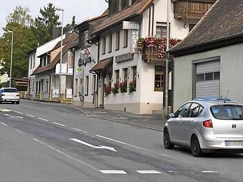 Bei der Straßenerneuerung in Debring wollte das Staatliche Bauamt auch die Bushaltestelle vor dem Gasthaus Blaue Grotte barrierefrei umbauen. Dadurch wäre die Bushaltestelle verschwunden, der Bus hätte auf der Straße gehalten. Anwohner fürchten dadurch aber mehr Lärm und Abgase durch Rückstaus.  Foto: Ronald Rinklef