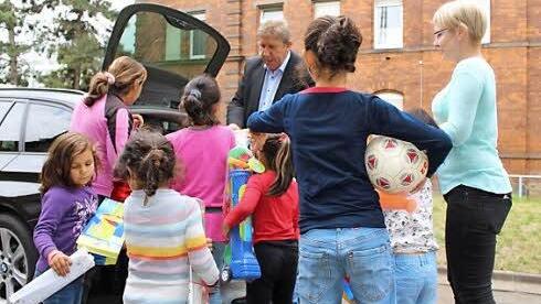 Mit Schreibmaterialien und Outdoorspielsachen beschenkte Andreas Schwarz im Juli dieses Jahres Fl&uuml;chtlingskinder, die vom Verein Freund statt fremd betreut werden.  Foto: privat