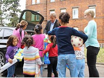 Mit Schreibmaterialien und Outdoorspielsachen beschenkte Andreas Schwarz im Juli dieses Jahres Flüchtlingskinder, die vom Verein Freund statt fremd betreut werden.  Foto: privat