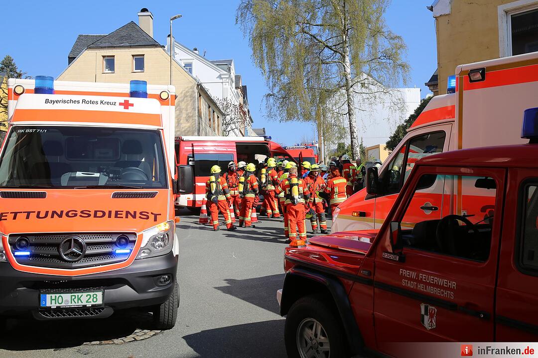 Sieben Verletzte bei Wohnhausbrand im Kreis Hof– 34-Jährige schwebt in Lebensgefahr
