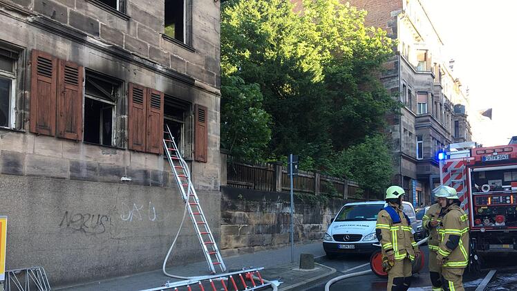 Am Freitagabend wurde die Feuerwehr in Fürth zu einem Feuer in der Schwachbacher Straße gerufen: In der "Pechhüttn" ist ein Brand ausgebrochen. Foto: NEWS5 / Schmelzer