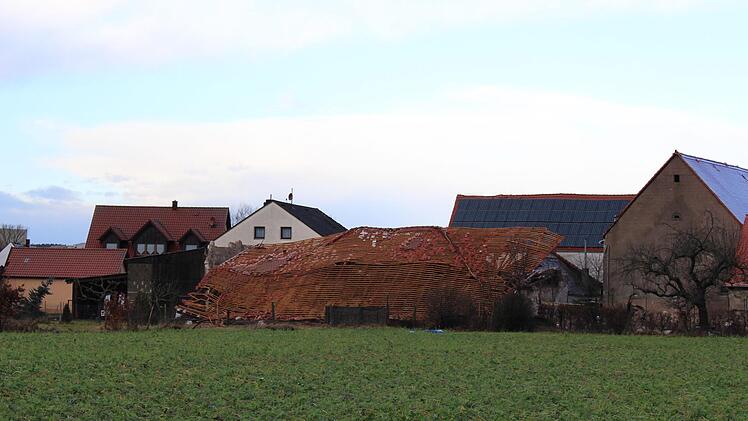 Die eingestürzte Scheune vom Ortsrand aus gesehen  Evi Seeger