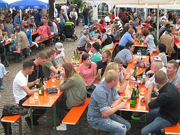 Wein, Musik, Stimmung und fränkische Spezialitäten sind die Garanten für das FC-Weinfest.  Foto: Winfried Ehling