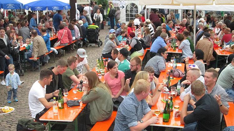 Wein, Musik, Stimmung und fränkische Spezialitäten sind die Garanten für das FC-Weinfest.  Foto: Winfried Ehling