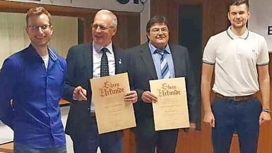 Festausschusssprecher Johannes Wachter (von links) mit den neuen Ehrenmitgliedern Josef Rebhan und Wolfgang Förtsch sowie dem Ersten Vorsitzenden Kevin Fritsch.