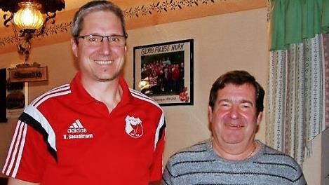 Für eine 50-jährige Vereinstreue zum SV Nurn erhielt der einst aktive Fußballer Reinhold Merkl (rechts) vom Vorsitzenden Vinzenz Sesselmann die BLSV-Ehrenurkunde und das entsprechende Abzeichen ausgehändigt.