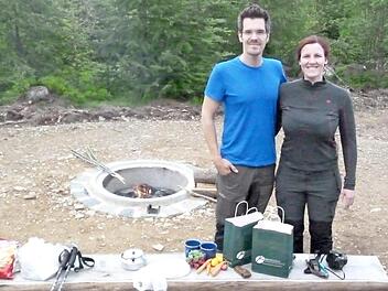 Jörn und Anna-Lisa aus Bamberg waren die ersten Gäste und fühlten sich von der ersten Minute an wohl auf dem Trekkingplatz. Foto: eh