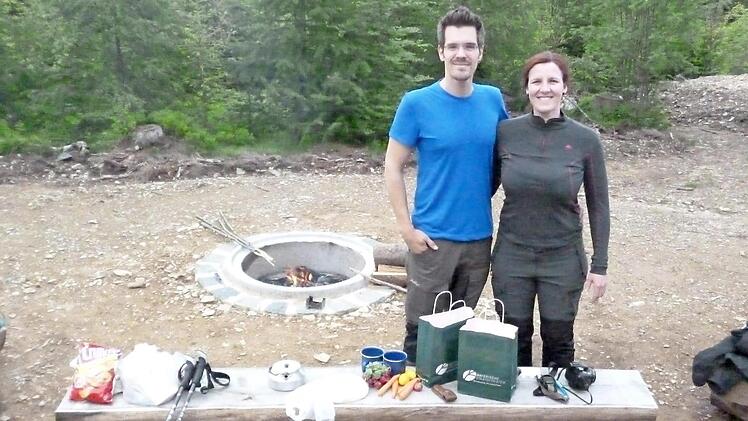 Jörn und Anna-Lisa aus Bamberg waren die ersten Gäste und fühlten sich von der ersten Minute an wohl auf dem Trekkingplatz. Foto: eh