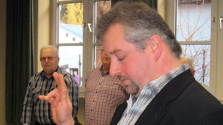 Aus gesundheitlichen Gründen kündigte Michael Büttner seinen Rücktritt an. Das Bild zeigt ihn bei seiner Vereidigung am 7. April 2015. Susanne Deuerling