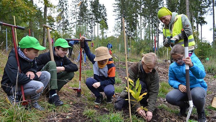 Die Försterin Cornelia Saiko erklärt den Kindern, wie gepflanzt wird.  Foto: Gabi Bertram