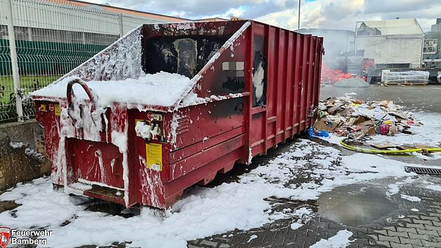 Bamberg: Feuerwehreinsatz am Laubanger - Papiercontainer in Flammen