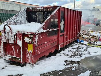 Bamberg: Feuerwehreinsatz am Laubanger - Papiercontainer in Flammen