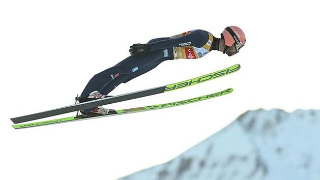 Der deutsche Skispringer Pius Paschke auf der ber&uuml;hmten Schattenbergschanze in Oberstdorf. Doch der Wintersportort hat mehr zu bieten als den allj&auml;hrlichen Start der Vierschanzentournee.