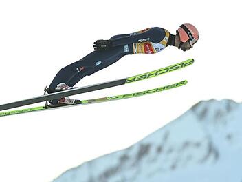 Der deutsche Skispringer Pius Paschke auf der ber&uuml;hmten Schattenbergschanze in Oberstdorf. Doch der Wintersportort hat mehr zu bieten als den allj&auml;hrlichen Start der Vierschanzentournee.