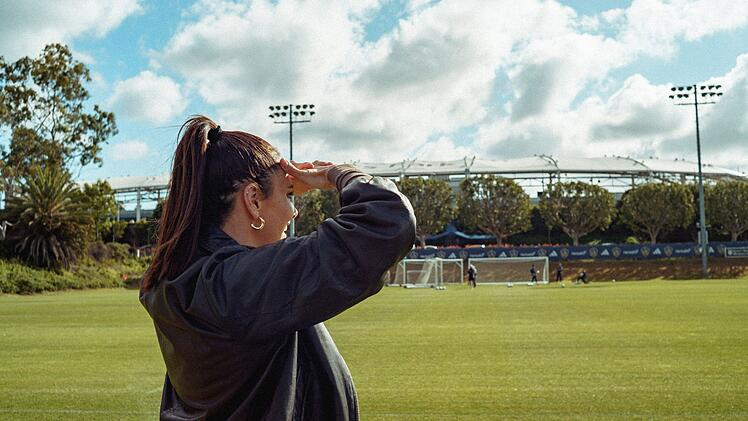 Esther Sedlaczeck besucht Marco Reus beim Training seiner Mannschaft LA Galaxy.