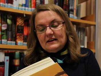 Christine Wittenbauer liest aus einem aktuell sehr beliebten Kinderbuch: "Der Drache aus dem blauen Ei".