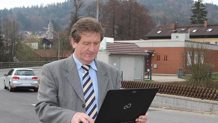 Bald schon schneller im Internet unterwegs? Bürgermeister Hans-Peter Laschka freut sich über die Mitwitzer Perspektiven in Sachen Breitbandausbau. Im Hintergrund ist die Hauptverteilerstation der Telekom zu erkennen. Foto: Jan Koch