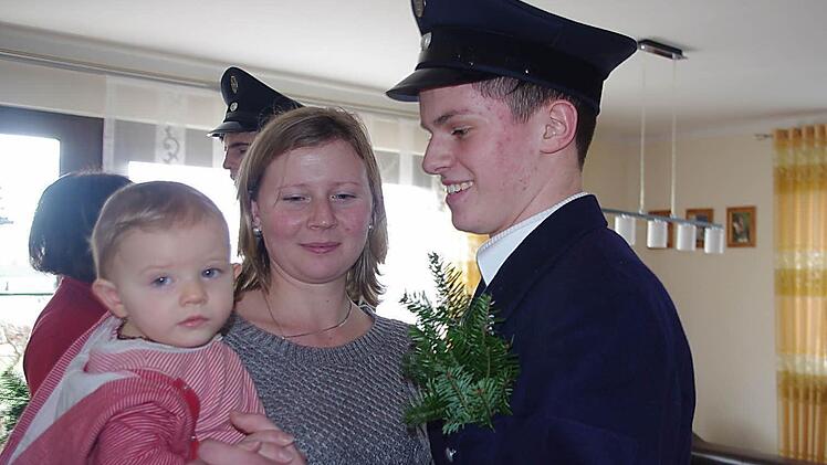 Sophie und ihre Mama Sandra tanzen mit Lukas.