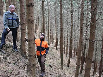 Forstdirektor Michael Schneider und Forstingenieurin Nancy Koller in einem extremen Steilhang bei Neukenroth. Dort soll mit staatlicher Höchstförderung ein einen Kilometer langer Rückeweg gebaut werden.   Foto: Friedwald Schedel