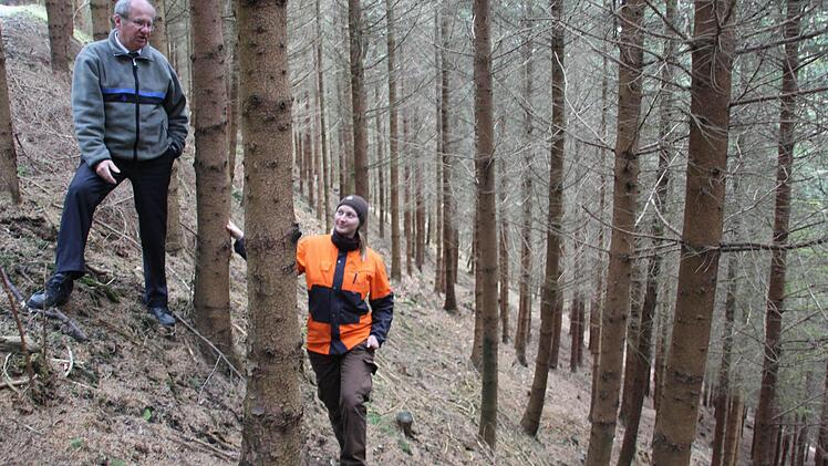 Forstdirektor Michael Schneider und Forstingenieurin Nancy Koller in einem extremen Steilhang bei Neukenroth. Dort soll mit staatlicher Höchstförderung ein einen Kilometer langer Rückeweg gebaut werden.   Foto: Friedwald Schedel