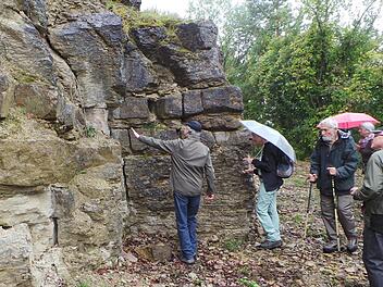 Michael Henz erklärt den Aufschluss am Haarberg. Foto: Doris Bauer