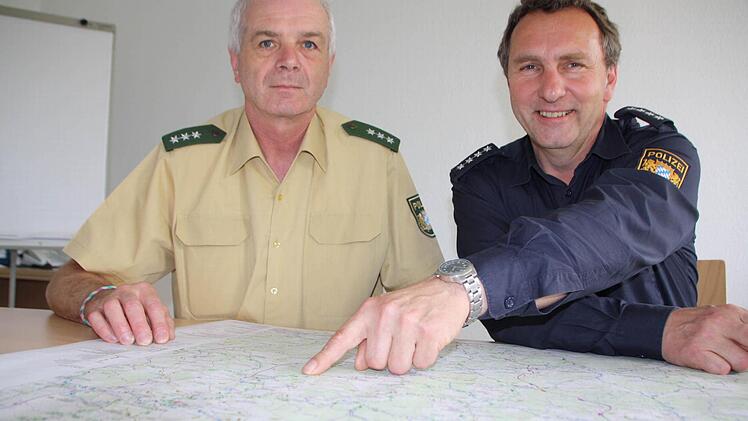 Gräf und Manger analysieren die Unfallhäufigkeitskarte. Foto: Ralf Ruppert