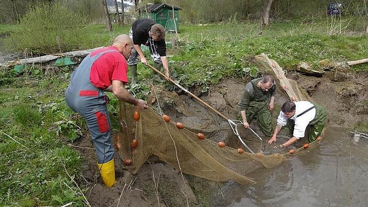 Im Frühjahr werden die Weiher abgefischt. Fotos: Petra Malbrich