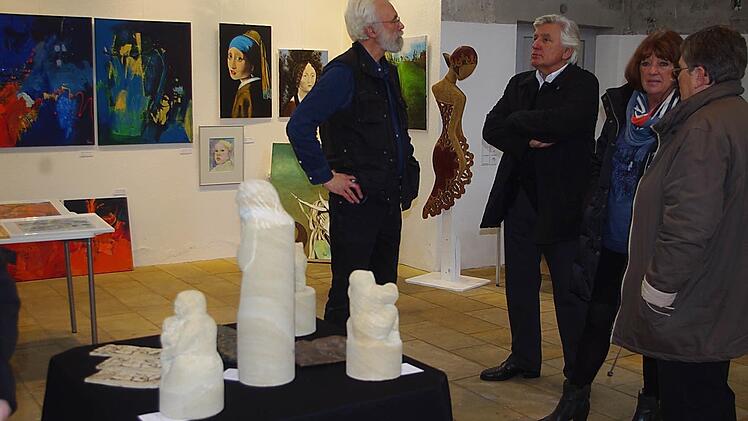 Erstmals bei der "ARTkronach" mit dabei ist Christine G. Hirt - hier im Gespräch mit dem Organisator Peter M. Bannert (links). Foto: Heike Schülein