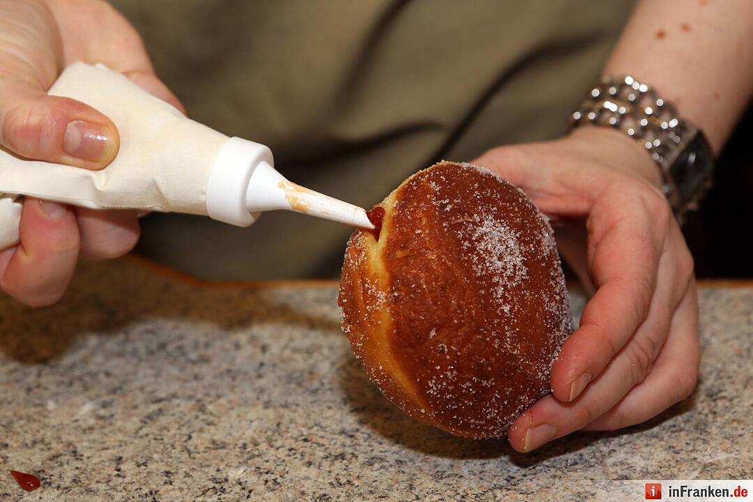 9. Gut abtropfen lassen, mit Hiffenmark füllen und mit Puderzucker besieben oder in normalen Zucker wenden.